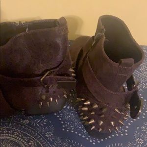 Nice size 9 boots, only worn twice.